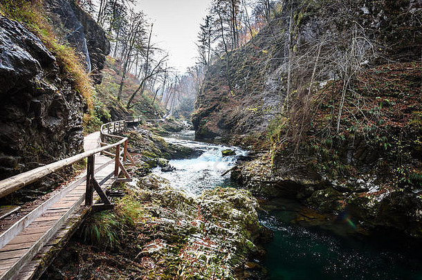 斯洛文尼亚的索特斯卡-温特加尔峡谷或布莱德峡谷。著名的峡谷，有拉多夫纳河、瀑布和木桥小径。旅游地