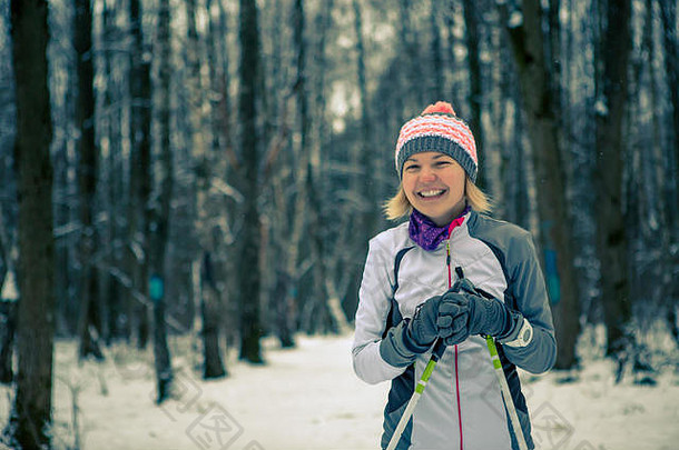 图像微笑女人滑雪板冬天森林