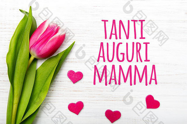 用意大利语写的母亲节卡片：母亲节快乐。白色木质背景上的郁金香花小心形，空间