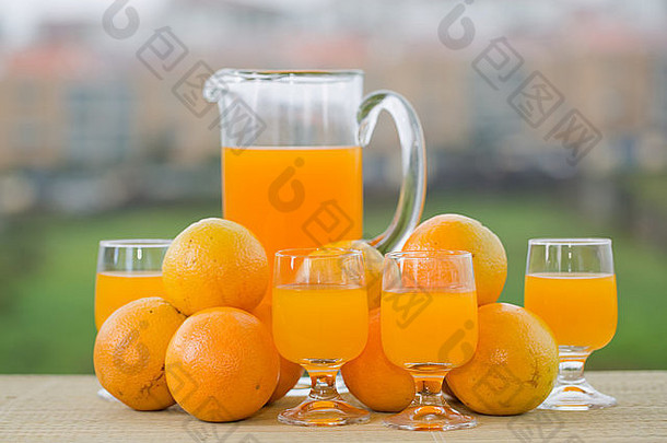 玻璃美味的橙色汁橙子表格花园