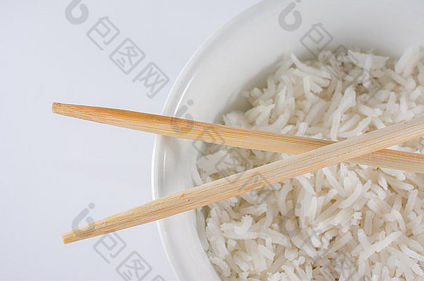 碗白色大米木筷子