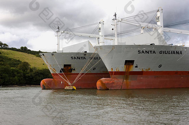 河法尔王哈利渡船十二康沃尔郡英格兰巨大的散装货船铺设系泊设备河