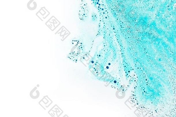 蓝色水面上白色泡沫的特写视图，带有复印空间。