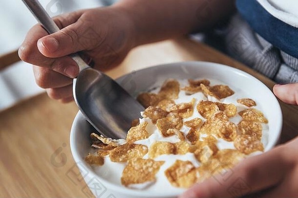 细节手女孩持有勺子碗麦片牛奶早餐孩子享受健康的食物健康的生命支柱
