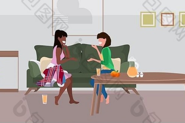 两个女孩坐在沙发上混搭女情侣在会面时讨论现代客厅内部平面全长水平