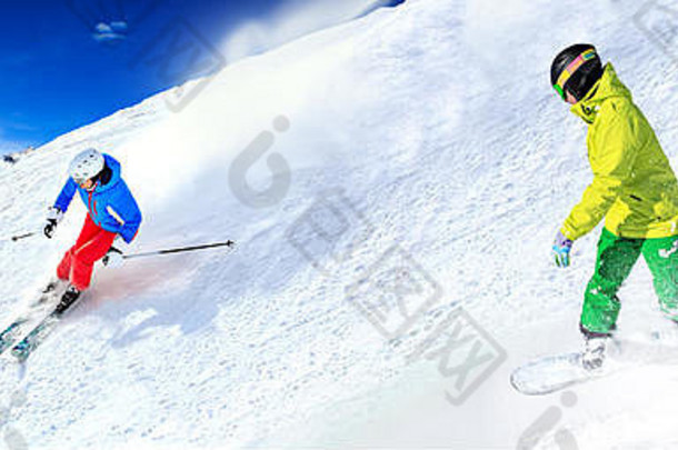奥地利阿尔卑斯山滑雪道上的滑雪板手和滑雪手