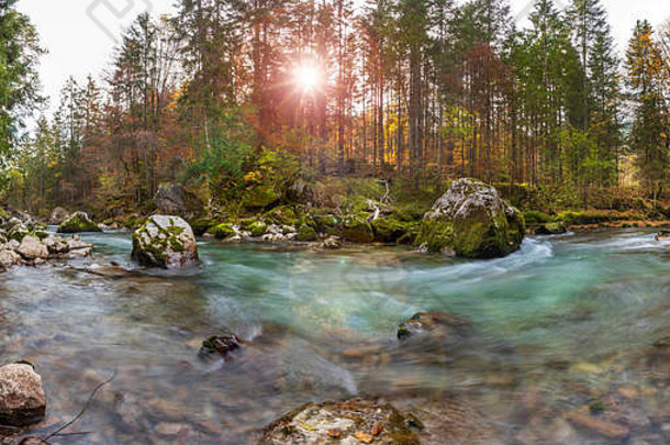 河loisach野生峡谷附近的城市加米施巴伐利亚