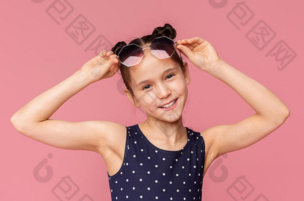 可爱的小女孩戴着粉红色的时髦太阳镜