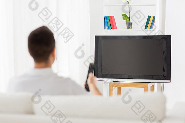 男人在家看电视和换频道