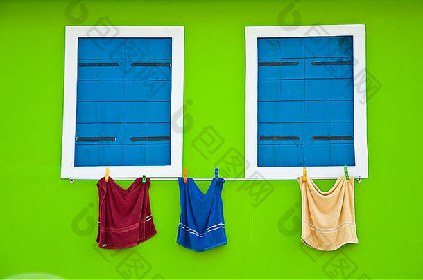蓝色窗口和绿色背景上的毛巾