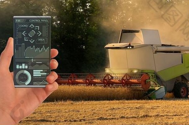 农民用数字平板电脑控制智能农场上的自动拖拉机和无人机
