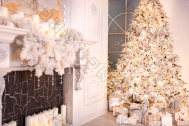 模糊背景圣诞内饰，圣诞树和人造壁炉装饰灯，白色