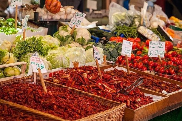 意大利威尼斯Mercato Rialto出售的<strong>干</strong>红辣椒和其他蔬菜的特写镜头