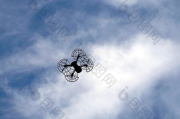 引擎无人机轮廓引擎保护网格飞行蓝色的天空平静白色云视图底前