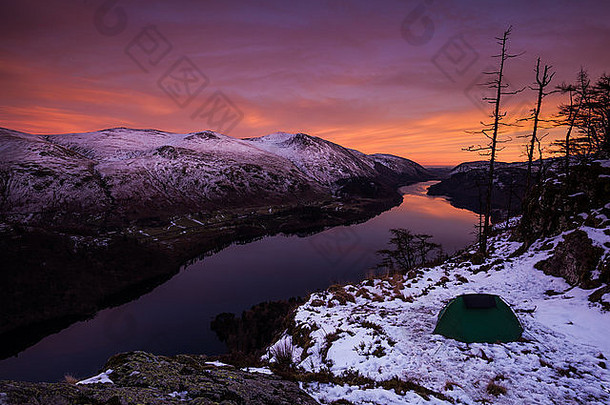 野生营帐篷《暮光之城》美丽的粉红色的日落乌鸦峭壁湖瑟尔米尔英语湖区