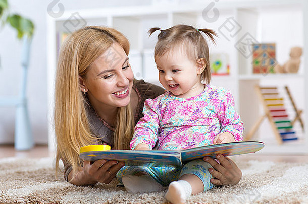 快乐妈妈。读书孩子女孩在室内