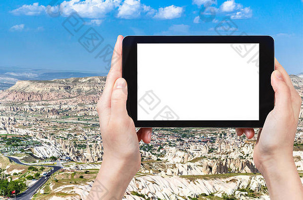 旅游概念-土耳其卡帕多西亚省内瓦塞希尔省山谷的旅游照片，春季在智能手机上拍摄，屏幕为空