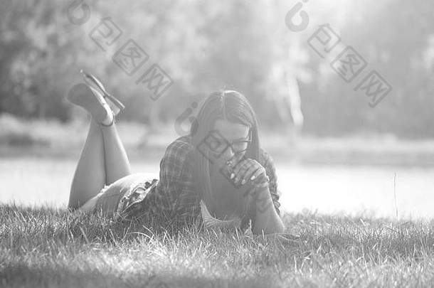 在草地上休息的女人