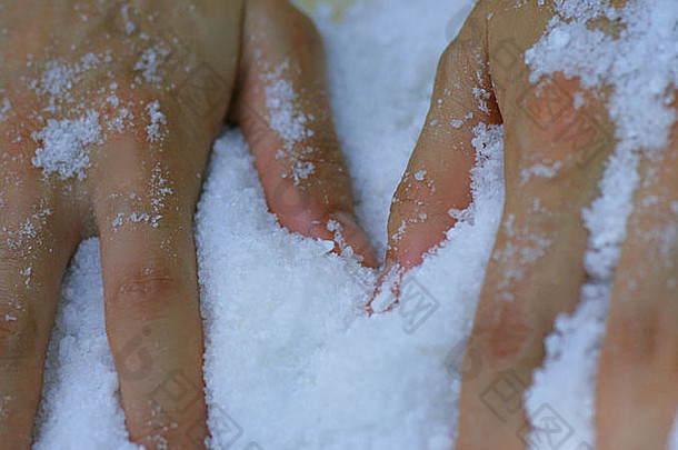 一个被盐覆盖的女人的手的特写镜头