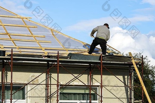 未配备安全生产设备的房屋屋顶上的危险作业
