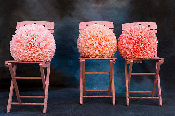 粉红色的椅子粉红色的砰的一声酸盐蓝色的背景