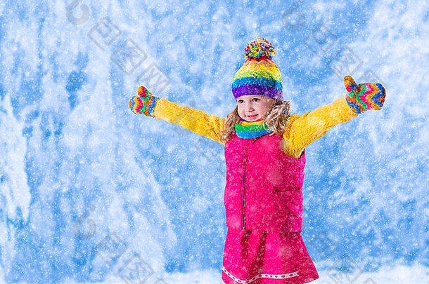 女孩粉红色的夹克色彩斑斓的针织他捕捉雪花冬天公园孩子们玩户外雪森林