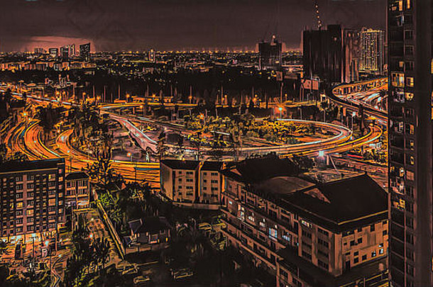 从一座摩天大楼望去曼谷外的高速公路，在夜间交通高峰时段，五颜六色的交通灯映入眼帘