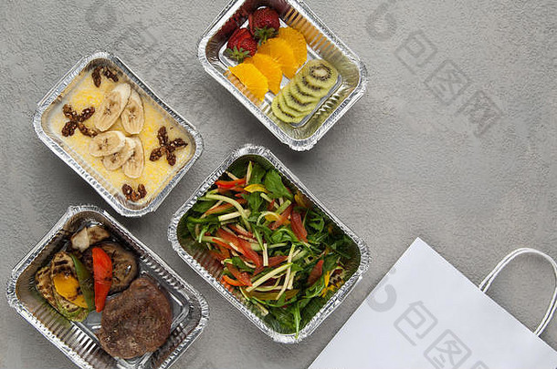 快食物箔盒子灰色的背景健康的食物关闭交付餐厅集健康的食物