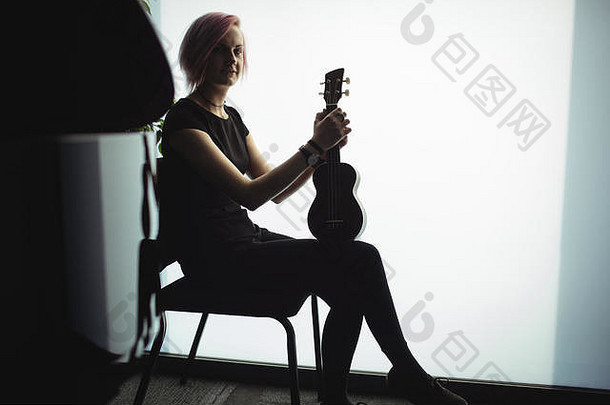 女人坐着吉他音乐学校