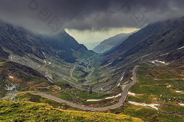 罗马尼亚法加拉斯山脉著名的蜿蜒的Transfagarasan公路，风雨交加的山景。
