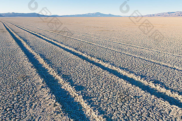 沙漠干燥表面上的轮胎痕迹。