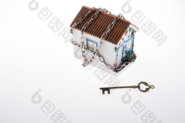 钥匙和白色背景上的链子房子