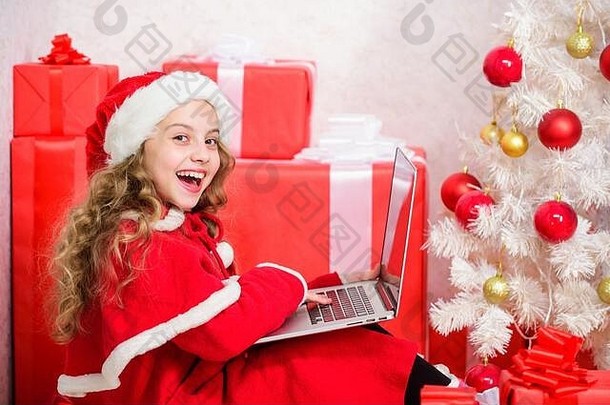 在线圣诞老人圣诞节一年假期写作信圣诞老人老人冬天传统孩子可爱的女孩写作电子邮件信移动PC现代信圣诞老人老人发送消息圣诞老人老人