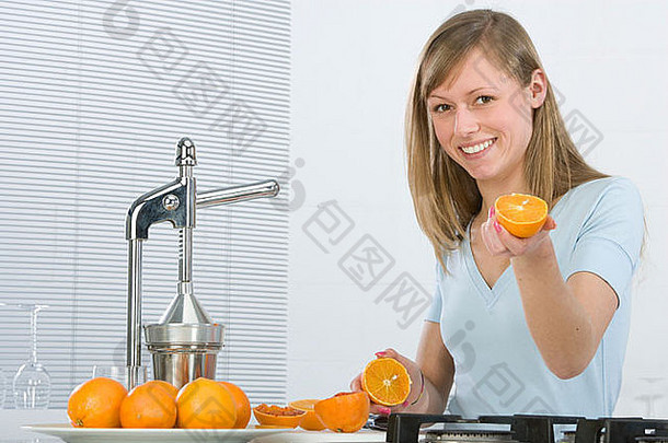 美丽的女孩厨房多汁的橙色