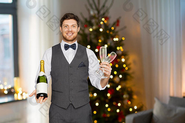 在聚会上拿着香槟和玻璃杯的男人