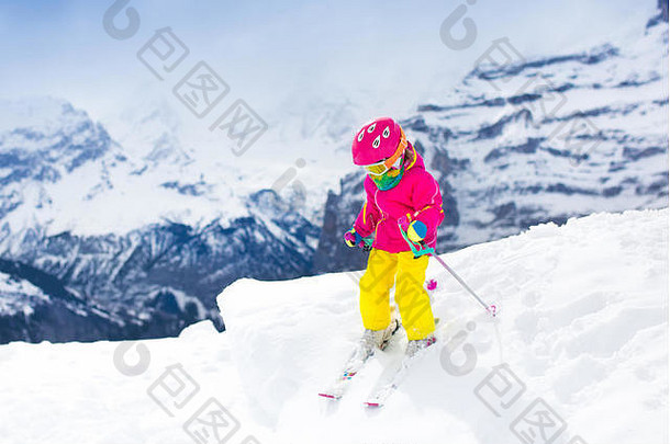 孩子滑雪山活跃的蹒跚学步的孩子安全头盔护目镜波兰人滑雪比赛年轻的孩子们