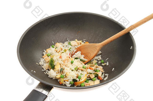鸡蛋、鸡肉和蔬菜炒饭，用木勺与白勺隔开