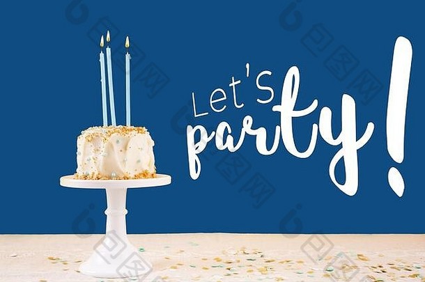 经典蓝色蜡烛生日蛋糕，用Let's party字样。生日派对庆祝概念。水平粗体实心背景