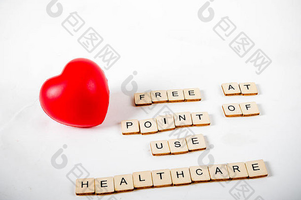 医疗保健概念，在医疗保健使用点展示心脏和免费信息