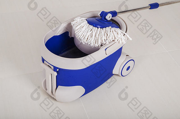 拖把和蓝桶，用于清洁地板