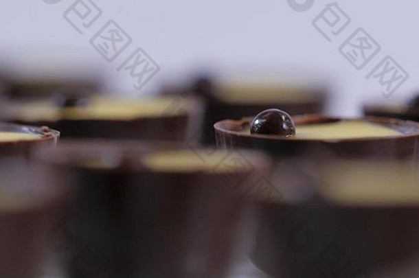 白色背景的巧克力糖果系列。巧克力果酱系列特写