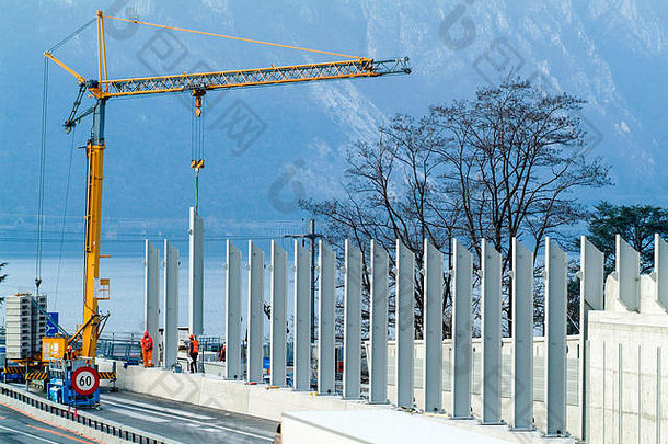 2010年3月12日，瑞士比松：在瑞士比松公路上隔音屏障的工人