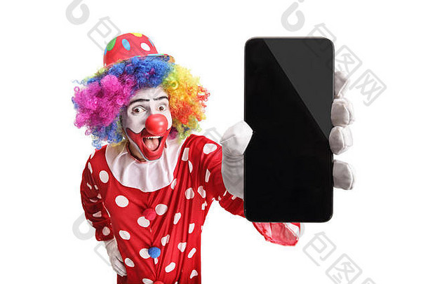 快乐小丑展示白色背景上的手机