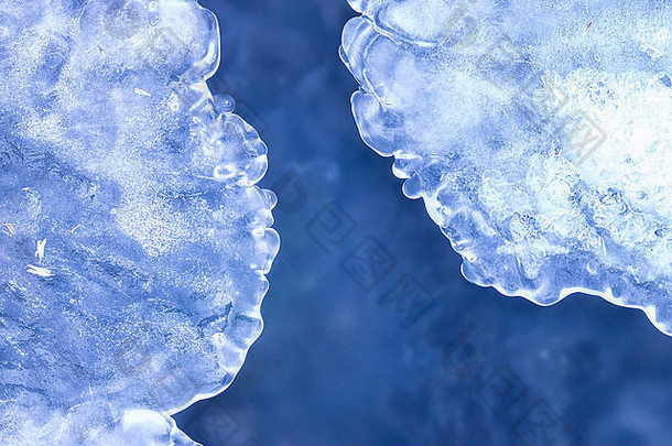 抽象冬季纹理背景。水，雪和冰的自然模式。特写图像