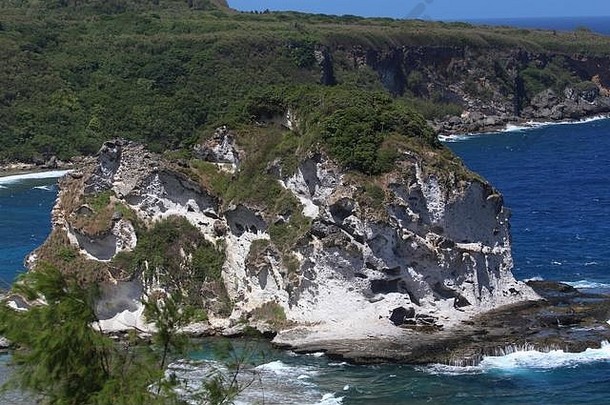 北马里亚纳群<strong>岛塞班岛</strong>的顶级<strong>旅游</strong>景点之一鸟<strong>岛</strong>的特写镜头显示了它的凹槽和裂缝。