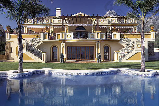 西班牙宫殿别墅和游泳池