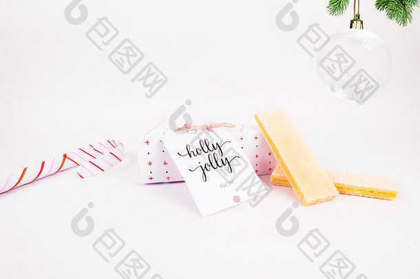 圣诞装饰，红色三角形晶圆饼礼品盒，带有晶圆饼和糖果手杖，圣诞球，最适合Holid的背景图像