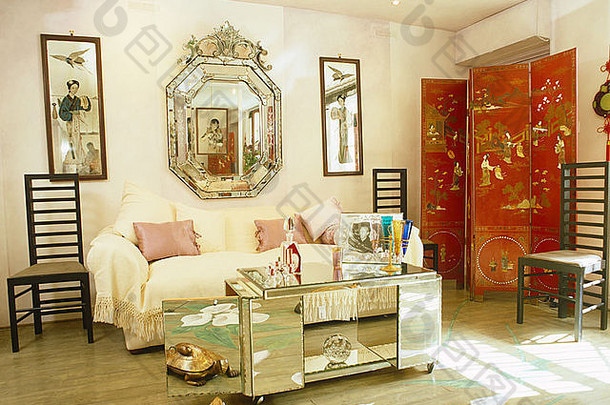 客厅沙发上方的仿古威尼斯镜子，奶油色，镜面玻璃咖啡桌和红色漆面屏风