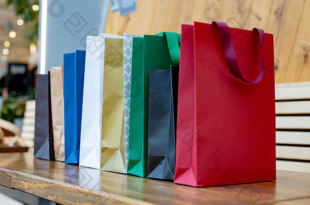 色彩鲜艳的纸购物袋木背景