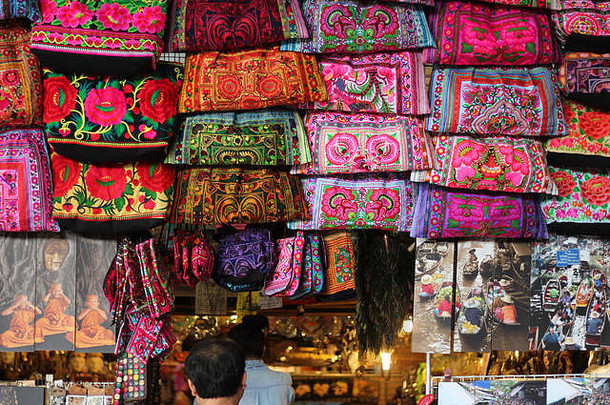 明亮的纪念品袋市场<strong>泰国</strong>色彩鲜艳的模式